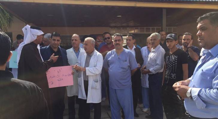 اطباء الشونة الجنوبية يتضامنون بوقفة مع زميلهم الدكتور اللبدي