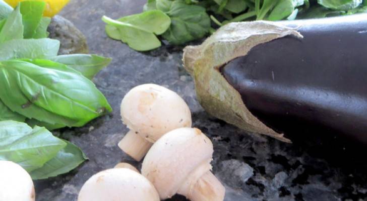 الباذنجان والفطر - ارشيفية