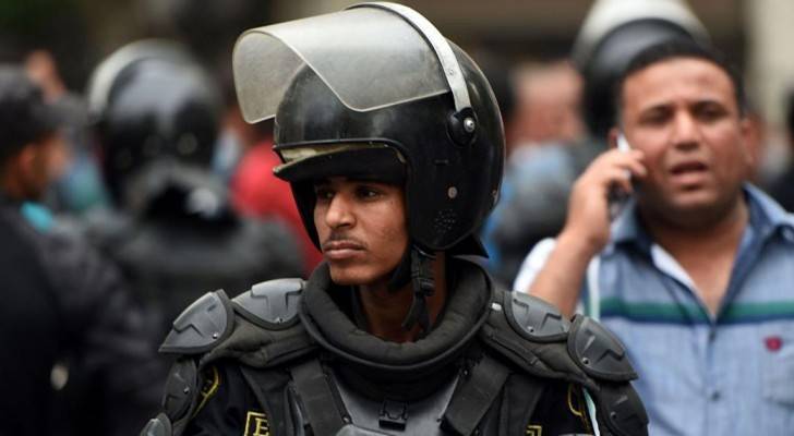  أحد أفراد قوات مكافحة الشغب أمام نقابة الصحفيين في القاهرة - أرشيف