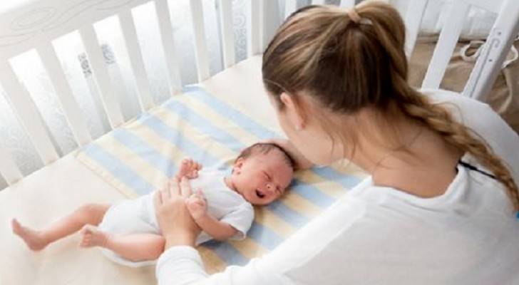 لماذا يجب على الأهل النوم قرب أطفالهم الرضع؟