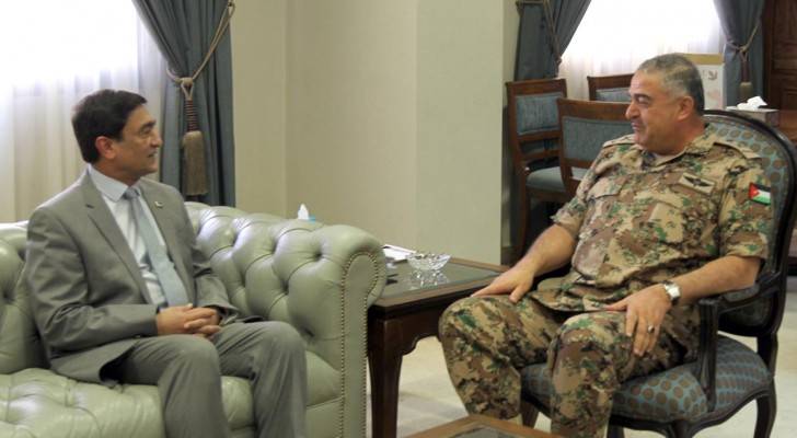 رئيس هيئة الاركان المشتركة خلال استقباله عدد من الوفود