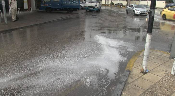 بالصور: مياه الأمطار تغمر شوارع مدينة أربد