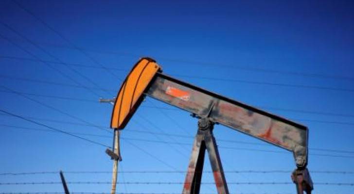 النفط يواصل خسائره بعد تقرير يظهر ارتفاعا مفاجئا للمخزونات