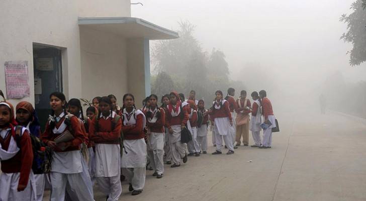 تلوث الهواء يغلق 1800 مدرسة في الهند