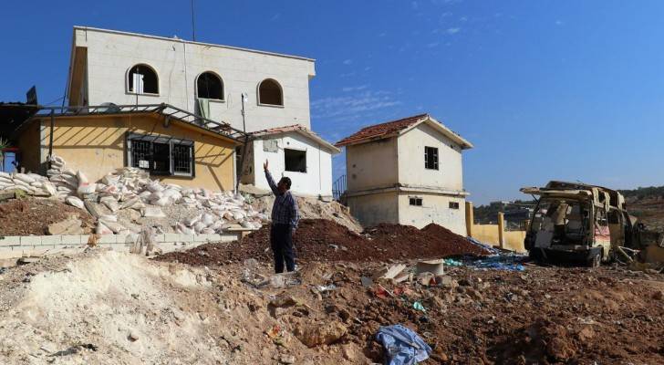 يشير إلى موقع مستشفى بعد ضربة جوية في بلدة الأتارب في ريف حلب الثلاثاء.