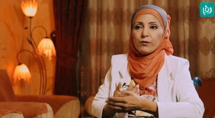 إيناس أبورمان تتحدى الإعاقة بالرسم