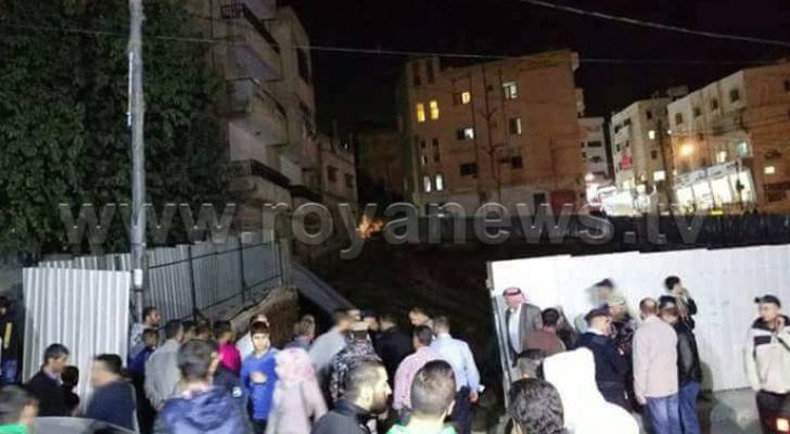 إخلاء بناية بعد انهيار أجزاء منها في منطقة نزال بالعاصمة عمان
