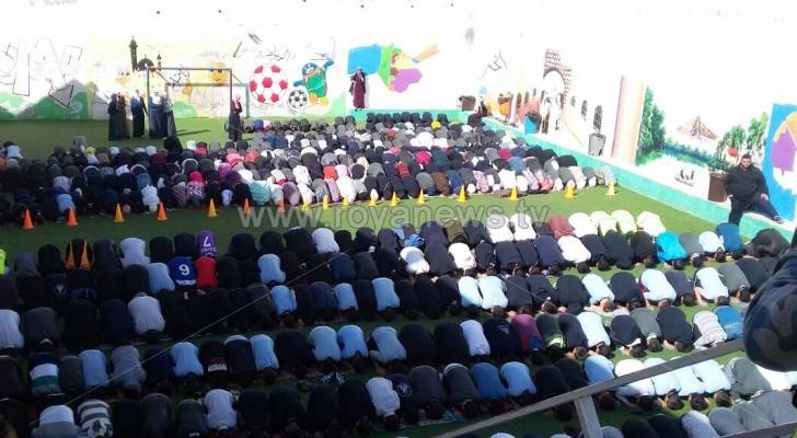 طلبة يؤدون صلاة الاستسقاء 