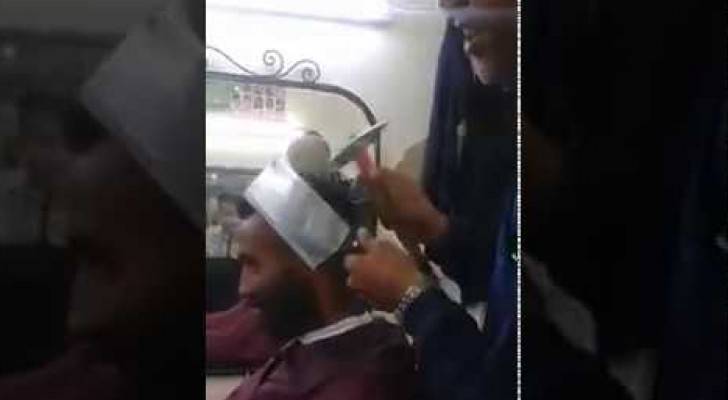  حلاق مغربي يقص الشعر بالساطور والمطرقة