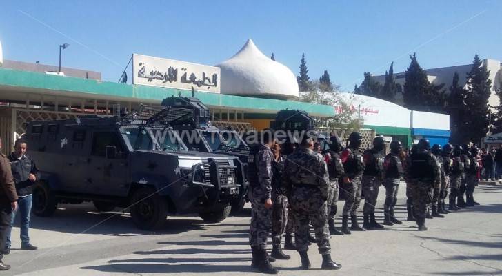 تواجد الأمن أمام بوابة الجامعة الأردنية 