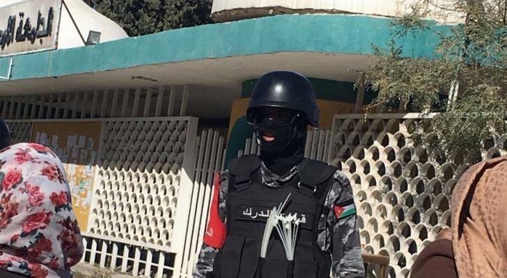أحد عناصر الأمن أمام بوابة الجامعة الأردنية 