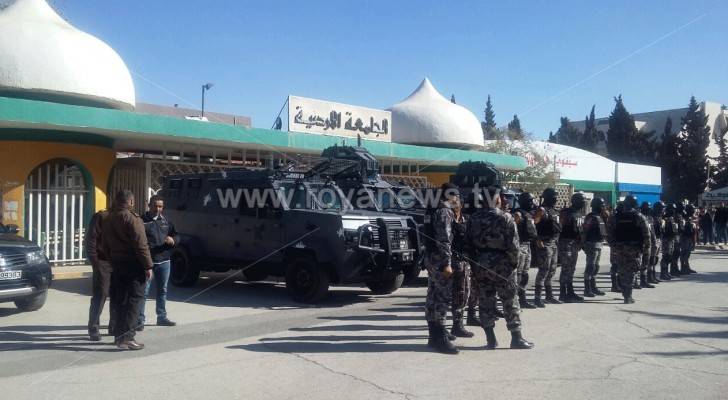 أفراد من الأمن أمام بوابة الجامعة الأردنية 