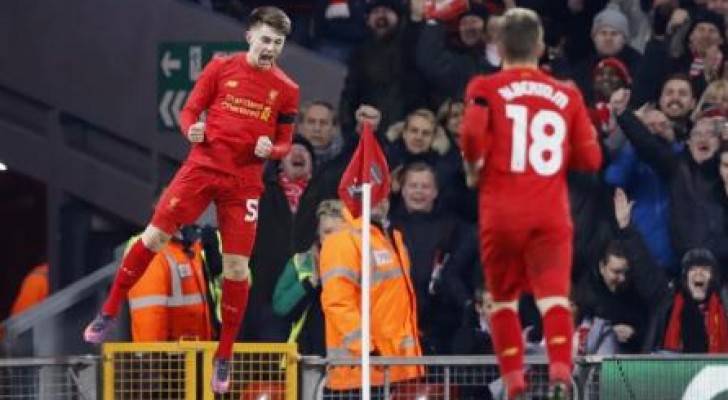 بن وودبيرن لاعب ليفربول يحتفل بعد تسجيل هدف في مرمى ليدز يونايتد 