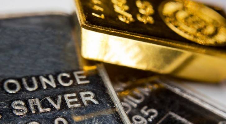 الذهب يهبط 1% مع صعود الدولار ومكاسب النفط القوية