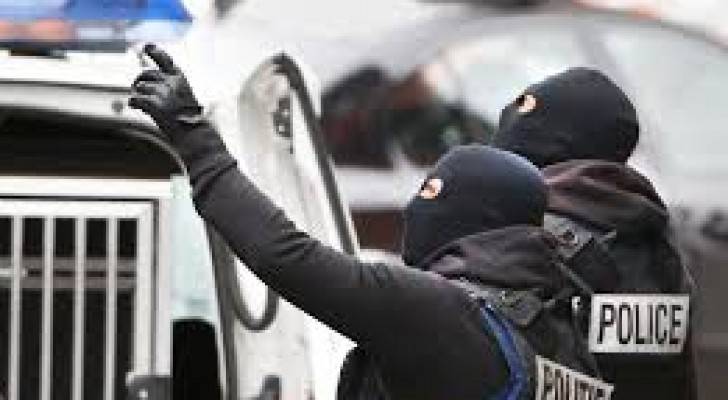 مسلح يحتجز سبعة اشخاص في وكالة سفر في باريس