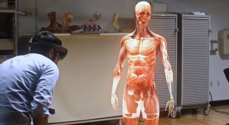استعمال نظارة مايكروسوفت HoloLens في جراحة بالعمود الفقري
