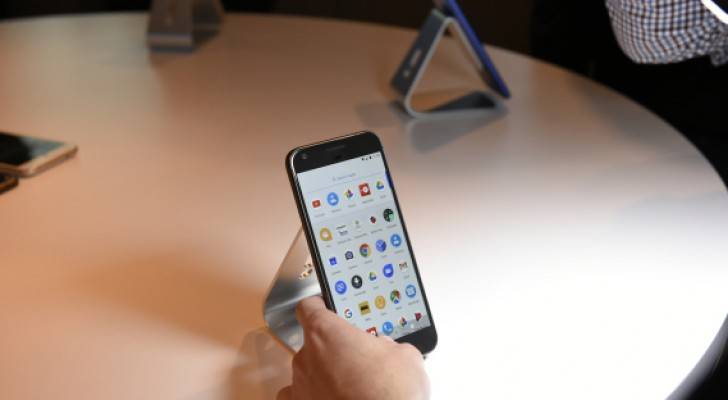 تواجه شركة جوجل الأميركية مجموعتي أبل وسامسونج وجها لوجه بهاتفها الجديد Pixel