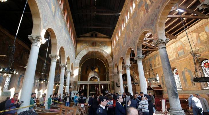رجال أمن بداخل الكنيسة البطرسية تتفقد موقع الانفجار