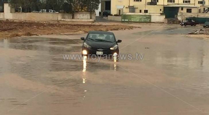 تساقط الامطار على طريق المطار