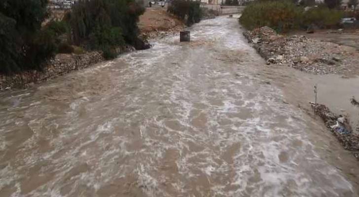 بالفيديو: ارتفاع منسوب المياه في سيل الزرقاء