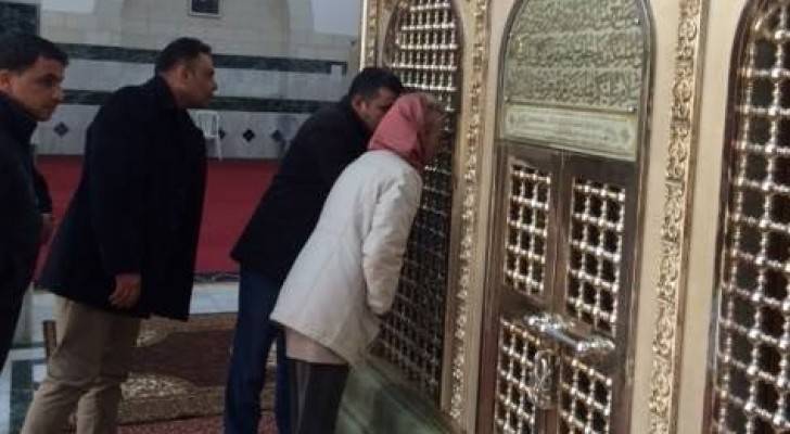 السفيرة في أحد المقامات