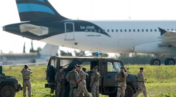 إطلاق سراح طاقم وركاب الطائرة الليبية المختطفة..فيديو