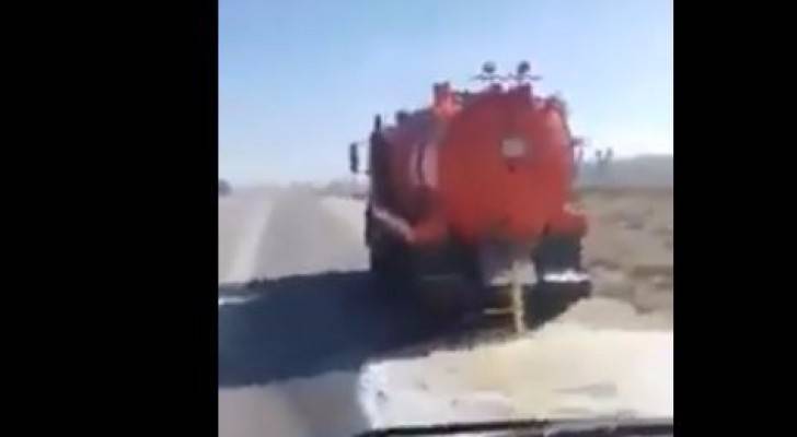 الصهريج يحمل لوحة ارقام حكومية