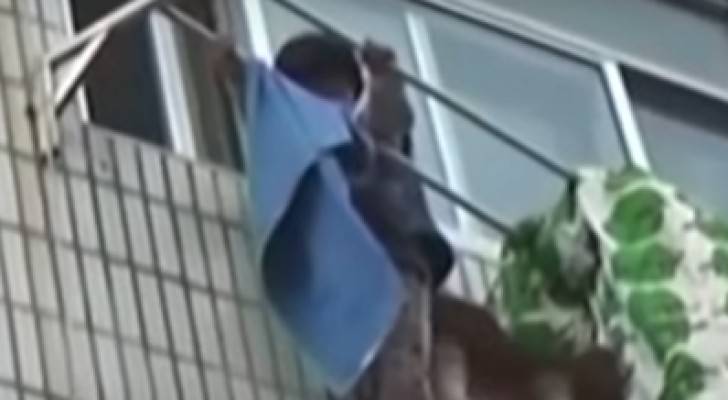 الصورة من الفيديو تظهر الفتاة معلقة بحبل الغسيل