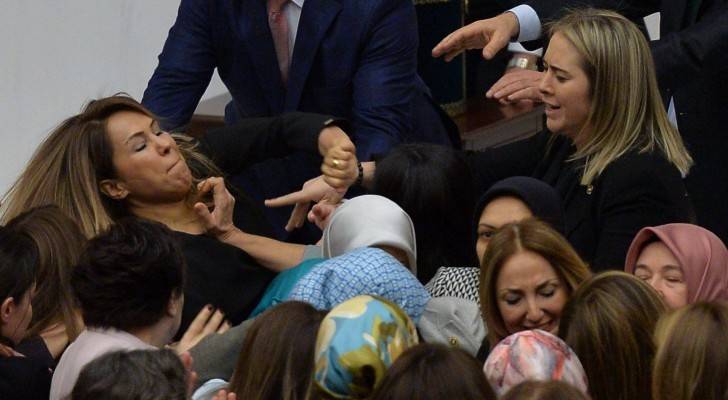 بالفيديو.. اشتباكات بالأيدى بين نائبات البرلمان التركى