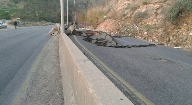 فيديو وصور: انهيار جبل يغلق طريق اربد عمان