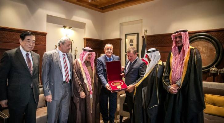 الملك يتسلم قلادة أبي بكر الصديق 