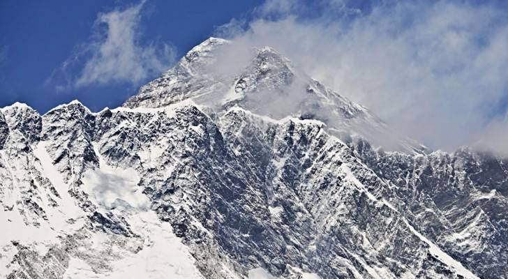 هل تقلص ارتفاع أعلى جبل في العالم؟