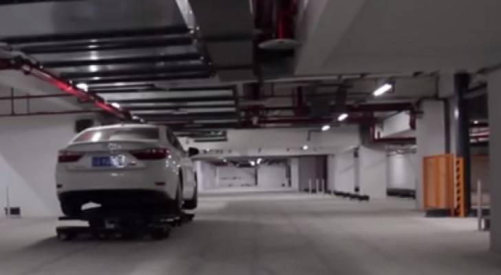 طريقة صينية خيالية لركن السيارات آليا في دقيقتين ..فيديو