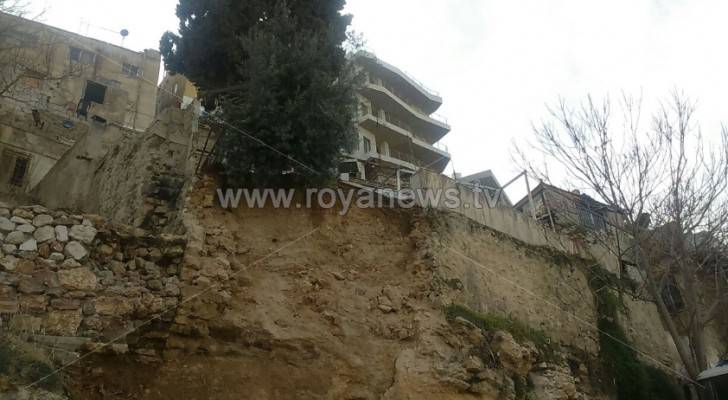 انهيار جزئي لسلسلة حجرية بمنزل في جبل عمان.. صور