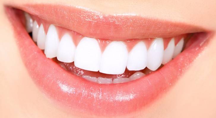كيف تحصل على اسنان بيضاء في 9 طرق؟