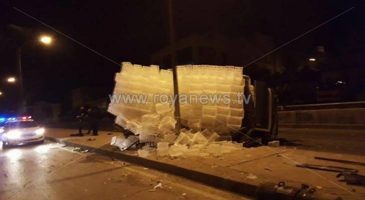 انقلاب شاجنة محملة بالصناديق البلاستيكية 