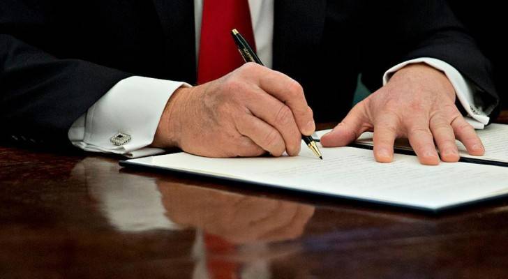 ترامب خلال توقيعه عددا من الأومر التنفيذية