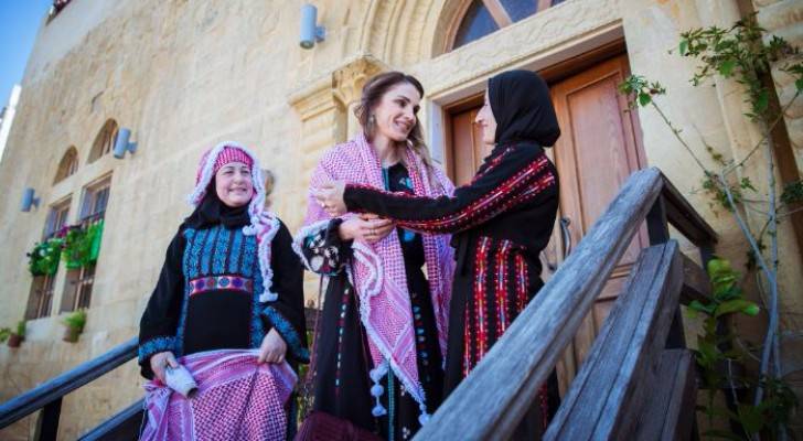جلالة الملكة رانيا العبدالله تطلع على مشاريع ابداعية من التراث الأردني