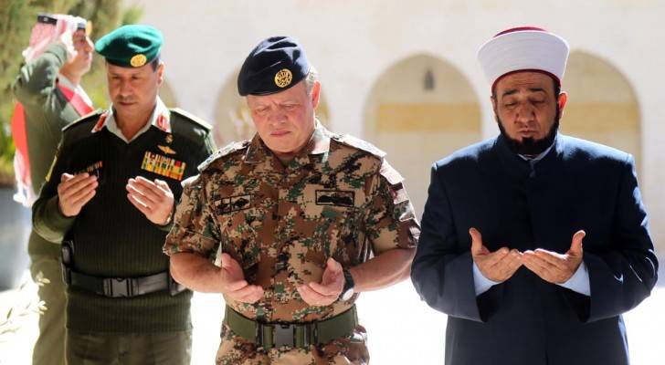 صورة خلال زيارة الملك ضريح الراحل الملك الحسين بن طلال