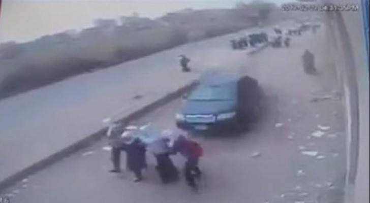 شاهد بالفيديو: سيارة طائشة تدهس فتيات مصريات