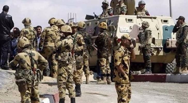 الجيش المصري يضبط 12 داعشيا قبل تنفيذهم عملية إرهابية بسيناء