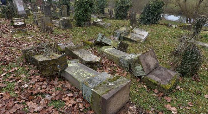 تخريب شواهد القبور اليهودية في نيويورك