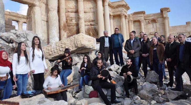 عزف موسيقي فوق أنقاض المسرح الروماني لمدينة تدمر 