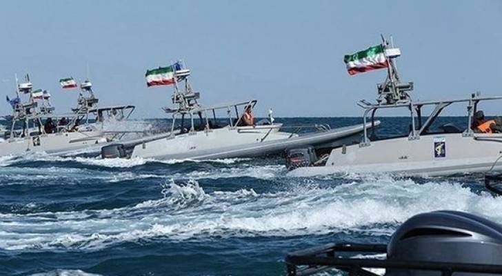 سفينة أميركية تغير مسارها بسبب زوارق هجومية إيرانية