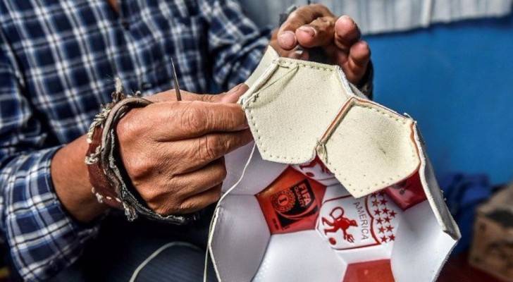 قرية كولومبية لا تزال تخيط كرة القدم يدويا 