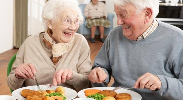للتمتع بصحة أفضل.. 5 نصائح غذائية للمسنين