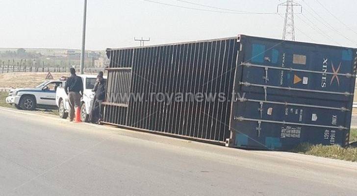 الشاحنة انحرفت عن الطريق