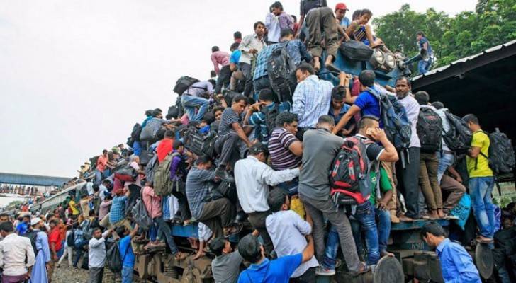مشهد لا يصدق..كيف يستخدم البنغاليون القطار..صور