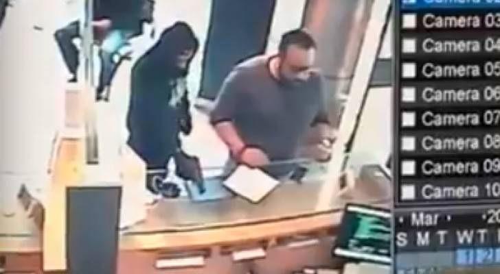 شاهد بالفيديو .. سرقة أحد البنوك بوضح النهار في لبنان
