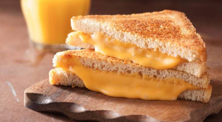 دراسة: الجبنة الكريمي والشيدر تزيد خطر سرطان الثدي